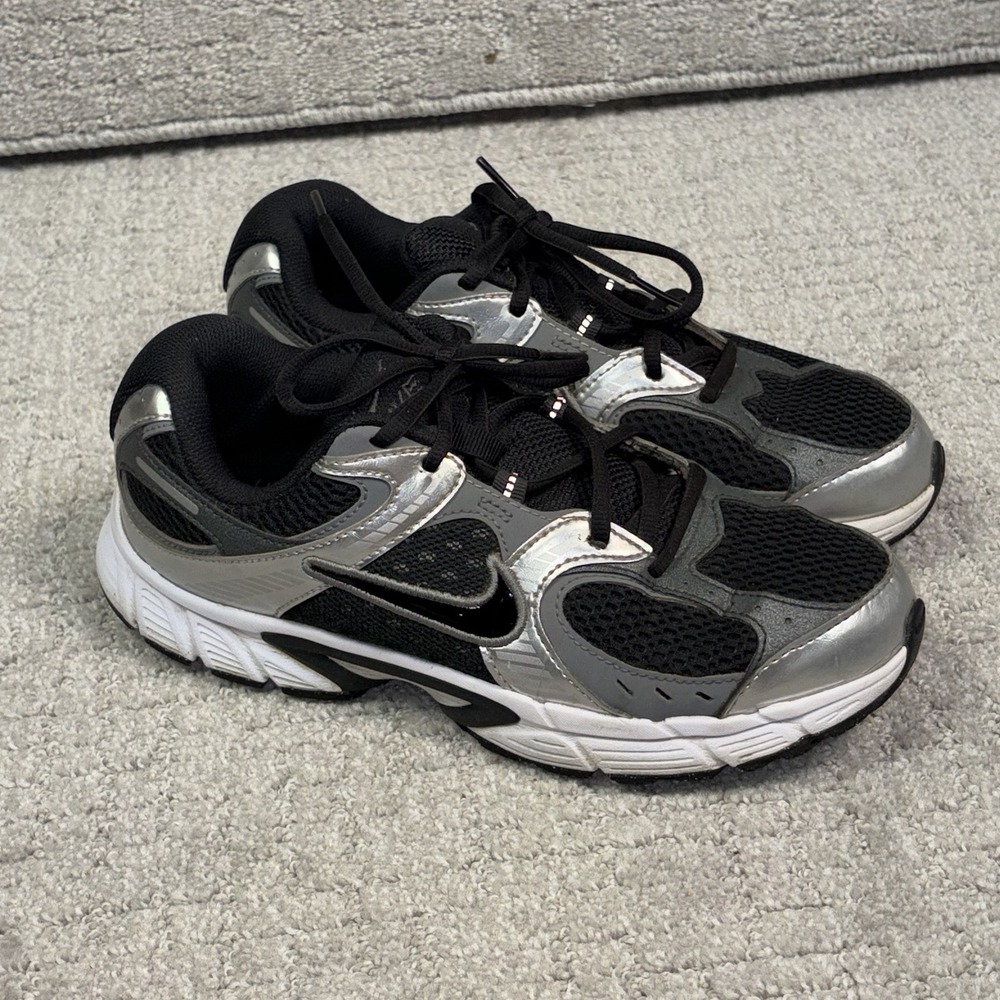 Nike V5 RNR Black Metallic Silver HQ6411-001 Youth Size 7Y Men 7 Preowned Retro